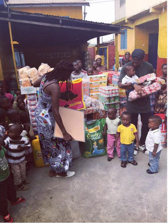 Stelistul care si-a petrecut Revelionul in cel mai frumos mod. Muniru a mers la un orfelinat din Ghana si le-a facut copiiilor cadouri | FOTO_2