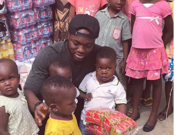 Stelistul care si-a petrecut Revelionul in cel mai frumos mod. Muniru a mers la un orfelinat din Ghana si le-a facut copiiilor cadouri | FOTO_3
