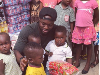 
	Stelistul care si-a petrecut Revelionul in cel mai frumos mod. Muniru a mers la un orfelinat din Ghana si le-a facut copiiilor cadouri | FOTO
