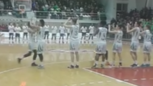 
	VIDEO! Momentul in care jucatoarele de la U Cluj se incalzesc in timpul imnului tinutului secuiesc! Reactia scandaloasa a salii
