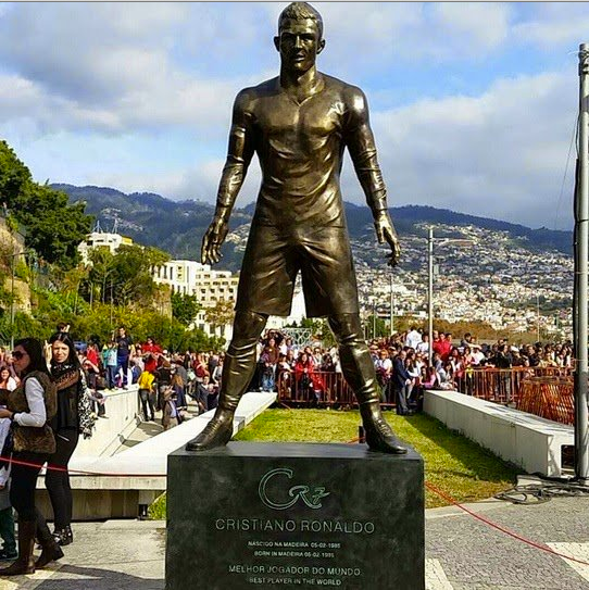 I-a luat Balonul de Aur, i-a luat si statuia! Numele lui Messi, pe statuia lui Cristiano Ronaldo din Madeira! FOTO_2