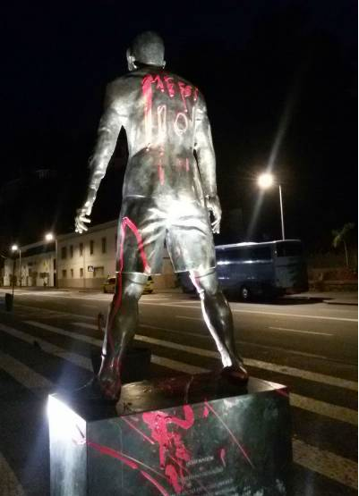 I-a luat Balonul de Aur, i-a luat si statuia! Numele lui Messi, pe statuia lui Cristiano Ronaldo din Madeira! FOTO_3