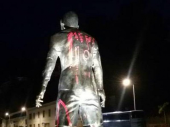 
	Reactia bizara a surorii lui Cristiano Ronaldo dupa ce statuia acestuia a fost vandalizata cu &quot;Messi 10&quot;: &quot;In Siria cu huliganii astia!&quot;
