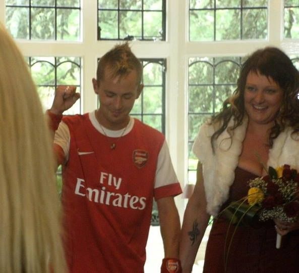 Momente nebune la o nunta din Anglia. Cum a venit imbracat acest suporter al lui Arsenal :)_1