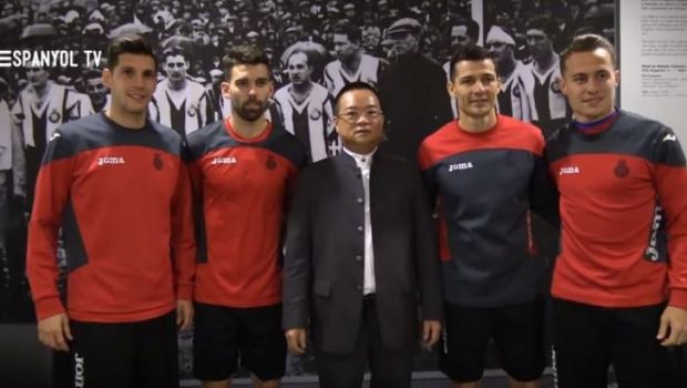 
	Costel Galca a facut cunostinta cu noii patroni miliardari ai lui Espanyol. Chinezii care au luat clubul anunta: &quot;In 3 ani vrem in UCL&quot;
