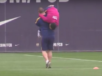 
	Dani Alves SHOW la ultimul antrenament al Barcelonei: l-a ridiculizat pe omul care se ocupa de echipamente pe Camp Nou! Cum a fost pedepsit :) VIDEO
