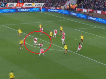 
	Faza de Fotbal la Maxx la golul egalizator al lui Burnley: Gibbs l-a faultat pe coechipierul Coquelin, iar oaspetii au marcat | VIDEO
