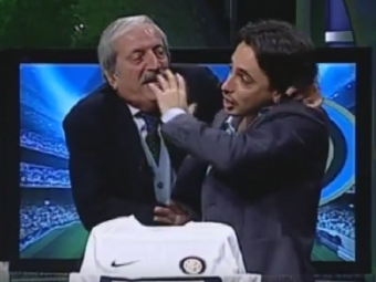 
	Va era dor de Crudeli? Comentatorul nebun care tine cu Milan a terorizat un fan Inter in timpul emisiunii, dupa victoria 3-0 :) VIDEO 
