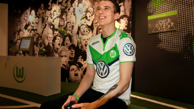 
	Primul jucator de FIFA pe PlayStation care semneaza cu un club de fotbal! Ce va fi obligat sa faca englezul cat timp e sub contract cu Wolfsburg
