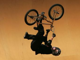 
	Tragedie in lumea sporturilor extreme: Dave Mirra, cel mai tare biker din lume, a fost gasit fara viata la doar 41 de ani. Americanul s-ar fi sinucis
