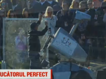 
	Robotul botezat de americani &quot;Tiger Woods&quot;. A nimerit gaura de la o distanta de 200 de metri! VIDEO
