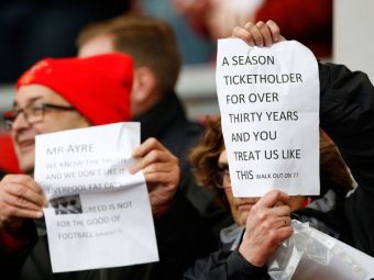 
	Au dat de munti de bani, au uitat de suporteri! Moment unic pe Anfield: fanii au protestat dupa ce clubul a anuntat noile preturi la bilete: &quot;Lacomi nemernici, ne-a ajuns!&quot;
