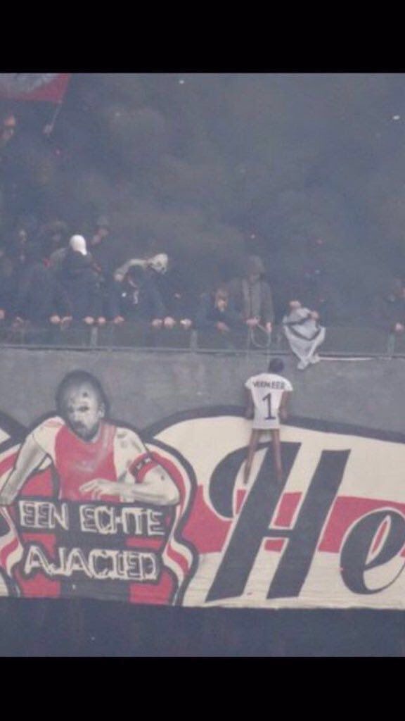 Imagini REVOLTATOARE in Olanda! Fanii lui Ajax au SPANZURAT o papusa cu portarul lui Feyenoord pe stadion! FOTO SOCANT_1
