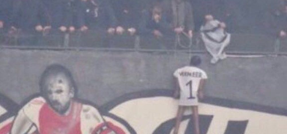 Imagini REVOLTATOARE in Olanda! Fanii lui Ajax au SPANZURAT o papusa cu portarul lui Feyenoord pe stadion! FOTO SOCANT_2