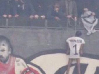 
	Imagini REVOLTATOARE in Olanda! Fanii lui Ajax au SPANZURAT o papusa cu portarul lui Feyenoord pe stadion! FOTO SOCANT
