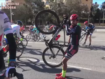 Scene incredibile la o cursa de ciclism din Spania! Vantul nu i-a lasat sa avanseze nici macar un metru