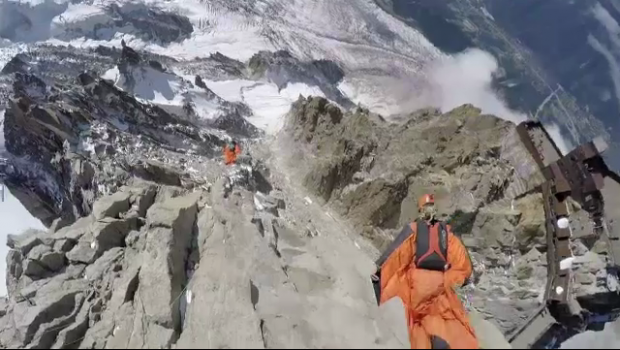 
	Experienta vietii in Alpi! Ei sunt tinerii care s-au aruncat de la 4000 de metri altitudine
