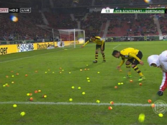 
	Asa ceva nu s-a mai vazut niciodata pe un teren de fotbal: a plouat cu mingi de tenis la Stuttgart - Dortmund. De ce au protestat fanii
