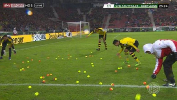 
	Asa ceva nu s-a mai vazut niciodata pe un teren de fotbal: a plouat cu mingi de tenis la Stuttgart - Dortmund. De ce au protestat fanii
