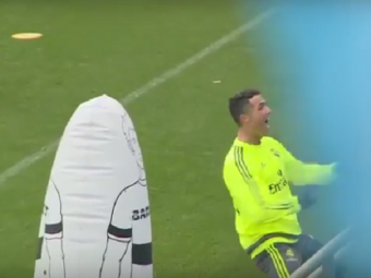 I-a trecut mingea printre picioare si apoi s-a bucurat ca un nebun in fata tribunelor goale! De cine a ras Ronaldo la antrenamentul de azi :) VIDEO 