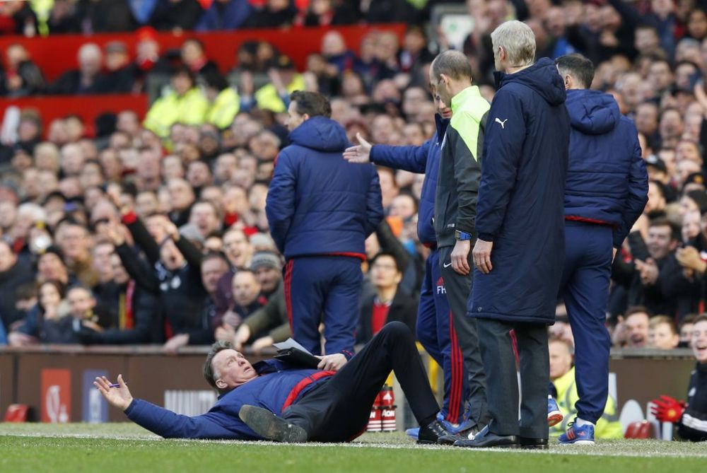 Cele mai bune glume de pe net dupa caderea de Oscar al lui Van Gaal in meciul cu Arsenal :)_8