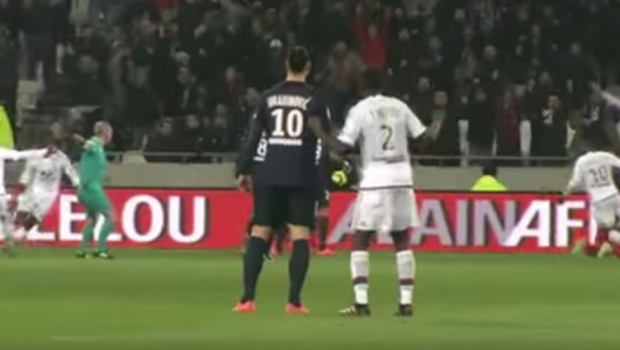 Moment senzational in derby-ul Lyon - PSG!&nbsp; Ce s-a intamplat in spatele lui Zlatan si cum s-a razbunat dupa cateva minute