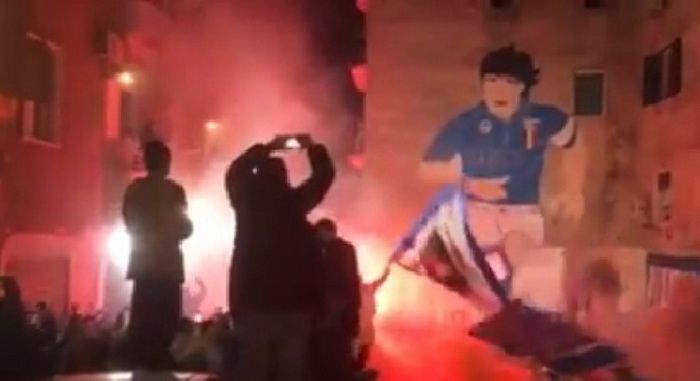 Imaginile nebuniei: cum au celebrat ultrasii lui Napoli, cu torte, cantece si steaguri, restaurarea unui desen cu Maradona pe un bloc din oras VIDEO_1