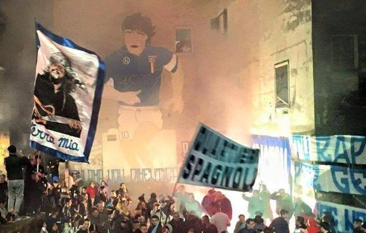 Imaginile nebuniei: cum au celebrat ultrasii lui Napoli, cu torte, cantece si steaguri, restaurarea unui desen cu Maradona pe un bloc din oras VIDEO_2