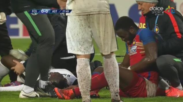 NU E BANC! Boubacar l-a lovit cu genunchiul intre picioare pe Sulley Muniru si a iesit accidentat de pe teren :)_1