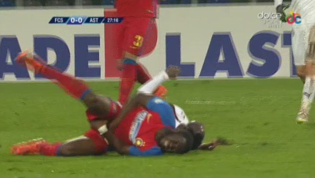 NU E BANC! Boubacar l-a lovit cu genunchiul intre picioare pe Sulley Muniru si a iesit accidentat de pe teren :)_2