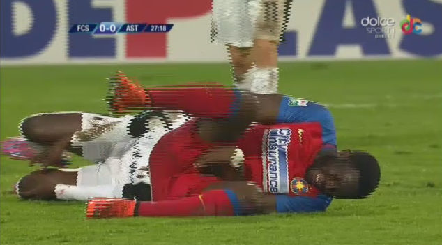 NU E BANC! Boubacar l-a lovit cu genunchiul intre picioare pe Sulley Muniru si a iesit accidentat de pe teren :)_3
