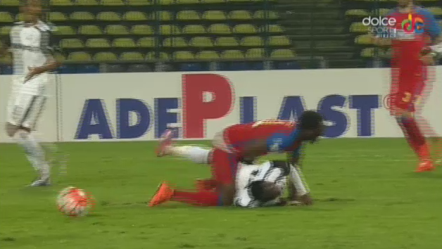 NU E BANC! Boubacar l-a lovit cu genunchiul intre picioare pe Sulley Muniru si a iesit accidentat de pe teren :)_4
