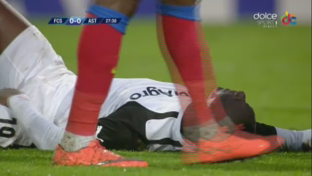 NU E BANC! Boubacar l-a lovit cu genunchiul intre picioare pe Sulley Muniru si a iesit accidentat de pe teren :)_5
