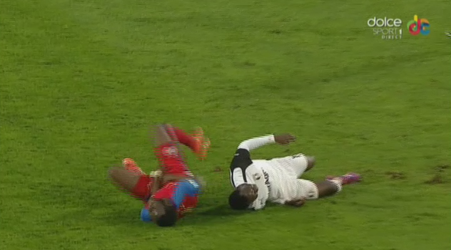 NU E BANC! Boubacar l-a lovit cu genunchiul intre picioare pe Sulley Muniru si a iesit accidentat de pe teren :)_7