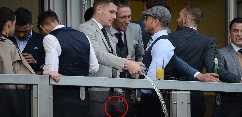 Gestul scandalos al acestor fotbalisti! Au urinat in paharele de bere la festival, apoi le-au varsat peste balustrada. FOTO_1