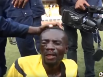 
	Atentie, imagini socante | Se intampla in Africa: un arbitru, aproape ucis in bataie de suporterii care au intrat pe teren. Politia l-a salvat cu greu
