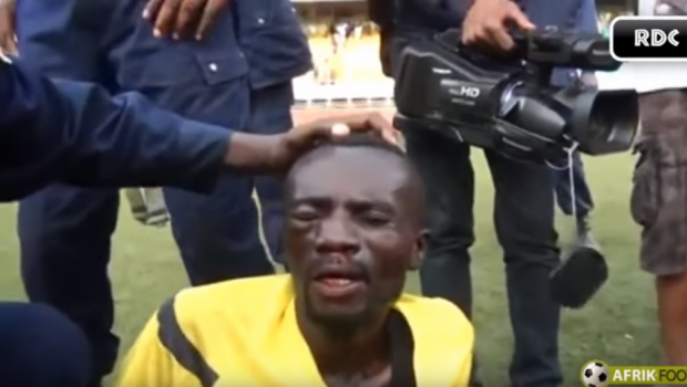 
	Atentie, imagini socante | Se intampla in Africa: un arbitru, aproape ucis in bataie de suporterii care au intrat pe teren. Politia l-a salvat cu greu

