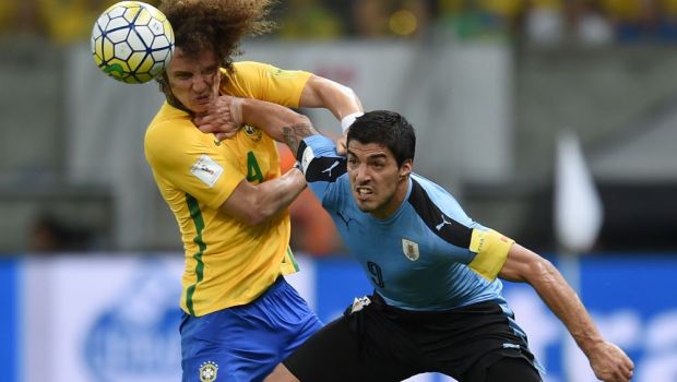 
	S-a intors &quot;Canibalul&quot;. Luis Suarez a jucat in nationala Uruguayului pentru prima data de la incidentul cu Giorgio Chiellini si a fost eroul tarii sale in meciul cu Brazilia
