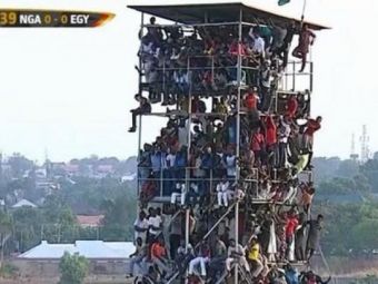 
	Si avizul de securitate? :)) Imagini absolut incredibile in Africa, la meciul Nigeria - Egipt: 40.000 oameni s-au inghesuit pe un stadion de 20-25.000 locuri
