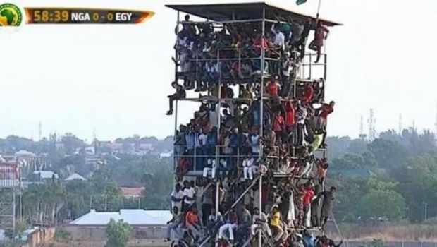 
	Si avizul de securitate? :)) Imagini absolut incredibile in Africa, la meciul Nigeria - Egipt: 40.000 oameni s-au inghesuit pe un stadion de 20-25.000 locuri
