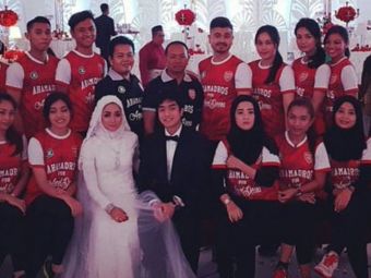 
	Nebunia acestui fan al lui Arsenal din Malaezia! Cum si-a pus toti invitatii sa vina la nunta. SUPER FOTO
