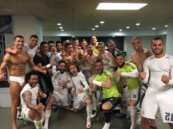 GENIAL! O echipa de FETE a copiat bucuria din vestiarul Realului dupa victoria din El Clasico! Imaginile care au cucerit fotbalul_7