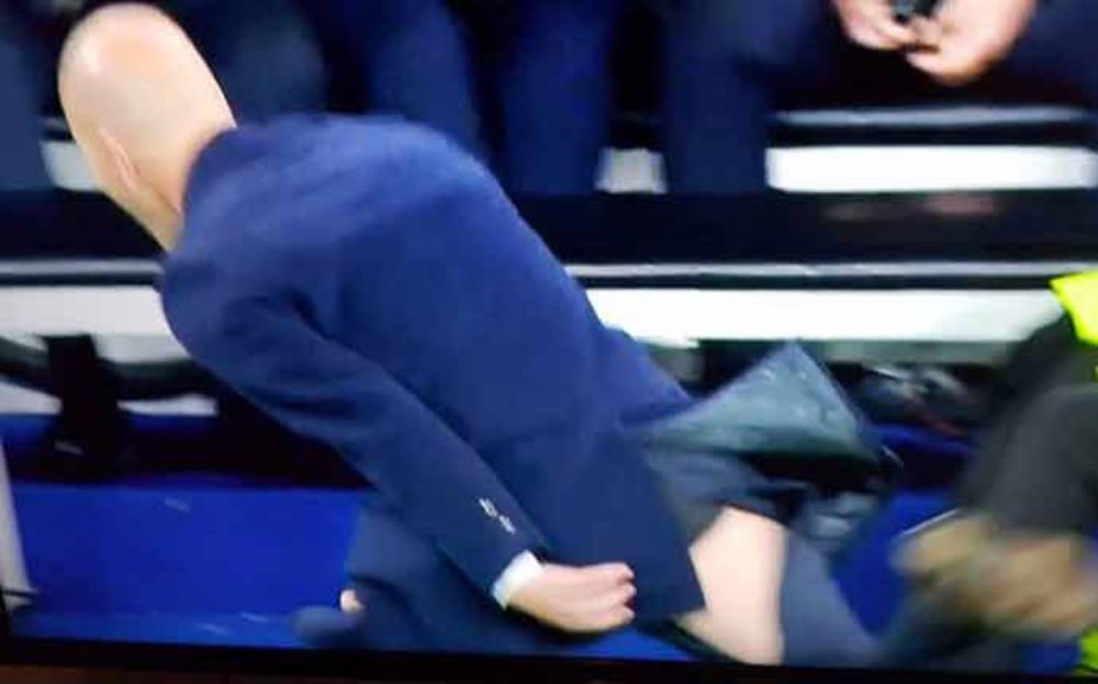 VIDEO I-a batut la fundul gol! Zidane si-a rupt pantalonii in meciul istoric cu Wolfsburg! Imagine fabuloasa pe banca :))_1
