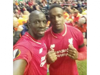 
	Fanul lui Liverpool care a trait un miracol in plus aseara pe Anfield! Si-a pierdut telefonul si cand l-a gasit... a vazut selfie-uri cu jucatorii in galeria foto :)
