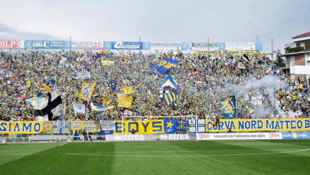 
	Promovare sarbatorita de zeci de mii de oameni pe strazile orasului: Parma va juca in Serie C in noul sezon, dupa un parcurs fara infrangere in liga a patra
