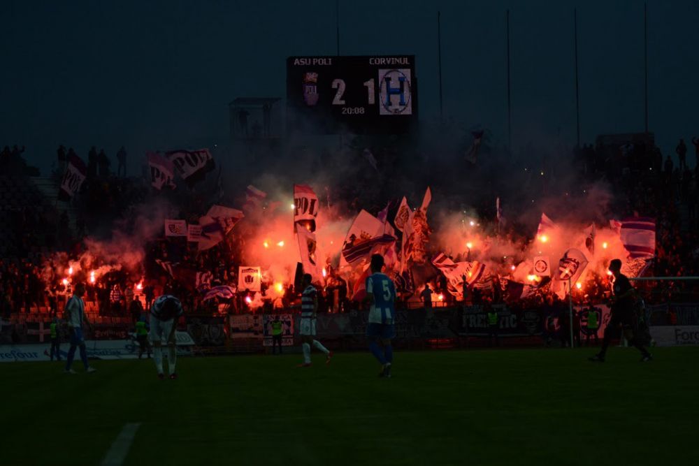 Spectacol total in liga a treia! Fanii lui ASU Poli au facut show incendiar la meciul cu Corvinul! VIDEO_3