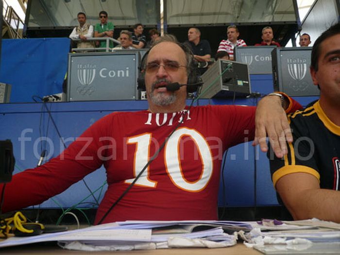 VIDEO: Reactia memorabila a comentatorului italian la golul lui Totti: A PLANS in direct ca un copil!_3