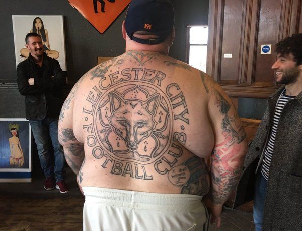 Fabulos! Ce si-a tatuat pe corp cel mai gras fan al lui Leicester! Are 150 de tatuaje pe el_2