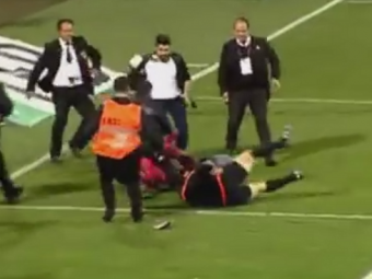 
	Scene socante in Turcia, la meciul lui Fenerbahce. Arbitrul a fost batut cu bestialitate in timpul partidei, jocul a fost oprit. VIDEO
