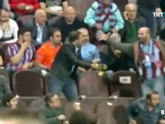
	VIDEO: Scena din tribuna inainte ca arbitrul sa fie batut pe teren! Ce s-a intamplat cu fanul lui Trabzon care a prins tricou aruncat de Nani de la Fener
